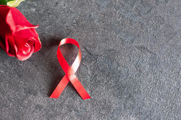 世界艾滋病日12月1日红丝带，运动帮助艾滋病毒携带者。