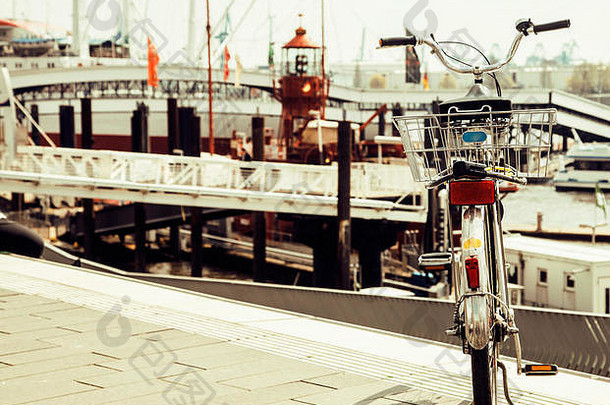 从复古自行车看明信片城市景观，德国河滨，火腿
