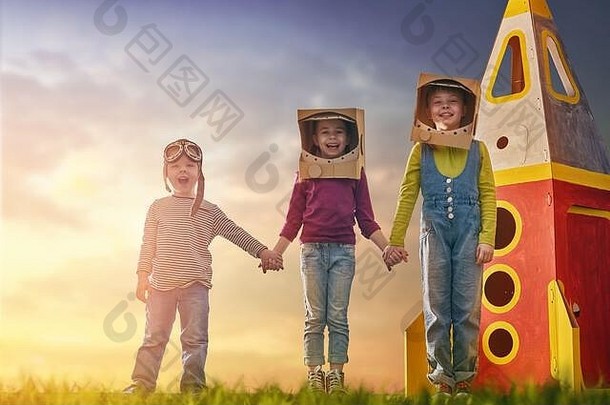 孩子们宇航员服装玩具火箭玩做梦航天员肖像有趣的孩子们背景日落明星天空