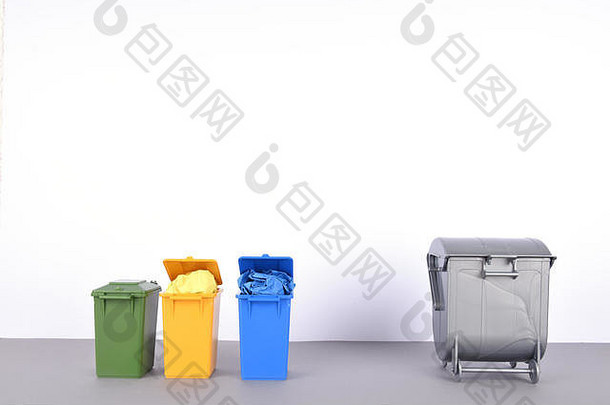 色彩斑斓的回收垃圾箱白色背景