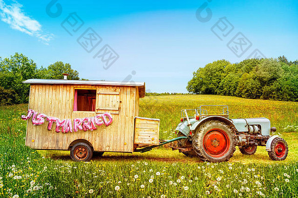 风景优美的木预告片拖拉机粉红色的结婚了文本气球花覆盖草地通知快乐婚姻