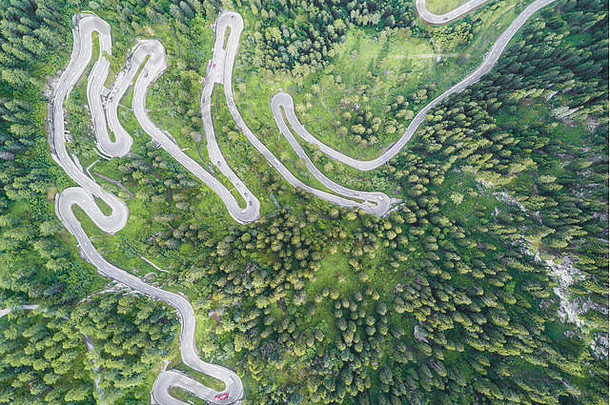瑞士恩加丁州格拉布吕登州布雷加利亚山谷马洛哈山口树林间道路弯道鸟瞰图