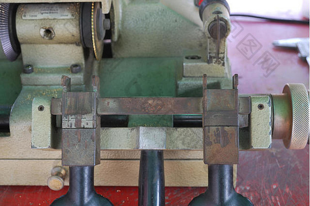 金属切割机的小金属手柄用于将金属移向金属切割刀片。