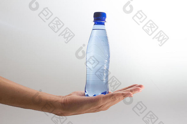 手瓶水孤立的白色背景