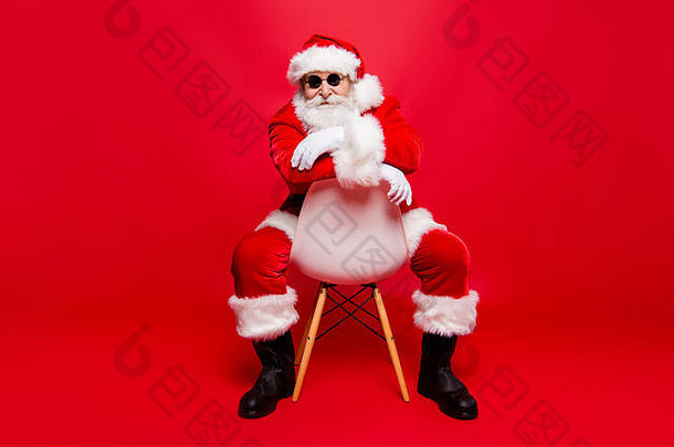 完整的腿身体大小岁的花俏的时尚的风格尼古拉斯服装白色胡子<strong>坐椅子</strong>相机使不错的微笑孤立的红色的明亮的