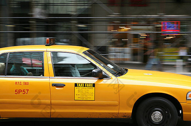 拍摄到一辆黄色的纽约车，背景模糊