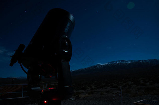 在El Leoncito天文台用望远镜观测恒星