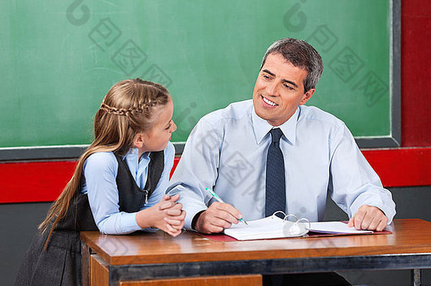 男老师在教室里看着女学生
