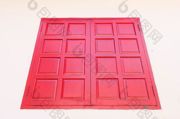 红色的木窗口混凝土墙