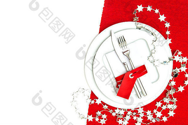 圣诞餐桌上摆放着红色和银色的装饰物。带文本位置的假日背景