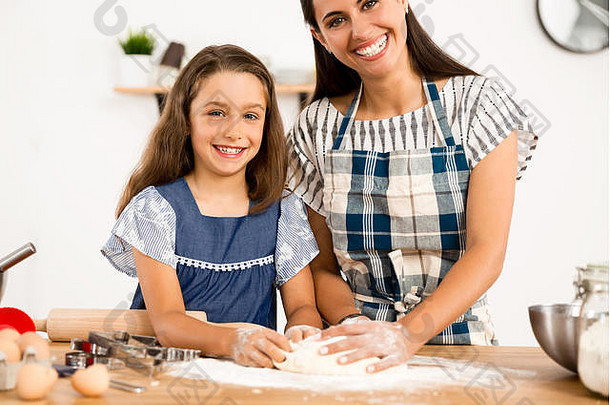 拍摄<strong>妈妈</strong>。女儿有趣的<strong>厨房</strong>学习使蛋糕