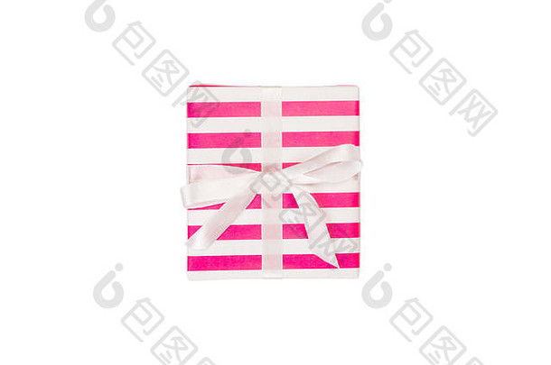 用<strong>粉色</strong>纸和白色丝带手工制作的圣诞或其他节日礼物。在白色背景上隔离，俯视图。<strong>感恩节</strong>礼品盒概念。