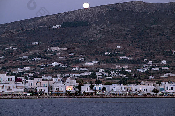 在希腊帕罗斯岛的帕里基亚镇上空，月亮升起