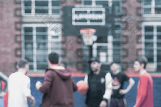 街头篮球。青春，朋友，在外面玩耍。模糊的背景。年轻人积极的生活方式和运动