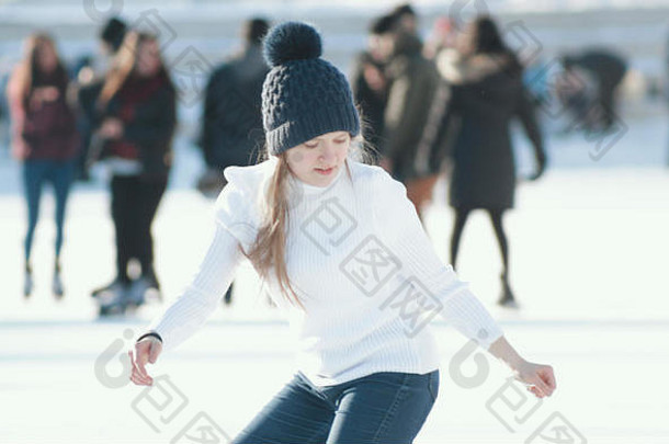 青少年<strong>女孩</strong>巧妙地滑冰户外公共冰溜冰场