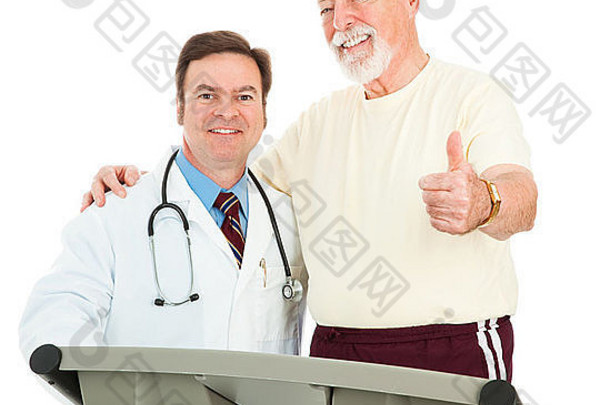 这位老人和他的医生竖起大拇指，因为他的健康状况有所改善。