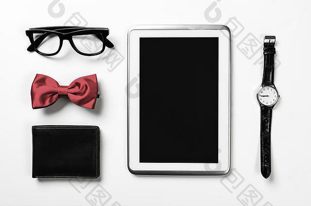 wo上的平板手表眼镜领结和笔记本绅士套件