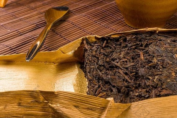 中国人按下普洱茶茶竹子叶包装茶刀竹子席特写镜头