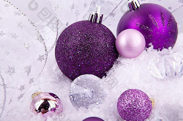 美丽的圣诞节装饰紫色的银白色雪闪耀