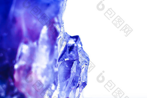 <strong>水晶石</strong>宏观矿物表面，紫色粗紫<strong>水晶石</strong>英晶体