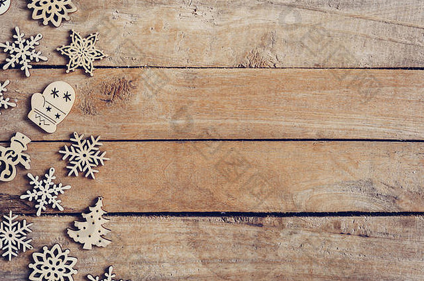 木质棕色圣诞背景，雪花和圣诞装饰。
