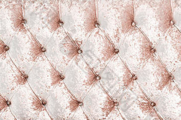 沙发式丝绒熨平板镶嵌莱茵石。玫瑰切斯特菲尔德风格绗缝内饰背景特写。头像图案纹理背景