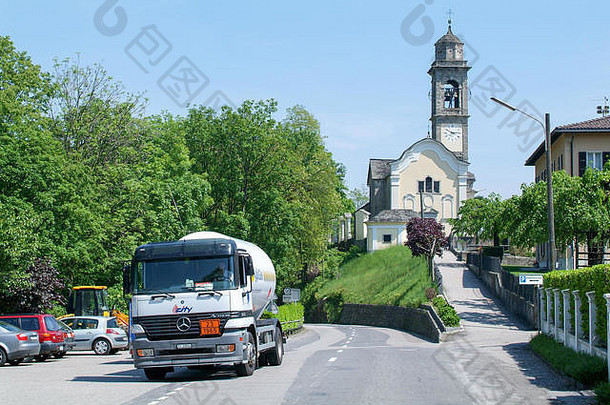 2005年5月20日，瑞士阿斯塔诺：瑞士意大利部分马尔坎顿山谷公路上的<strong>加油</strong>车