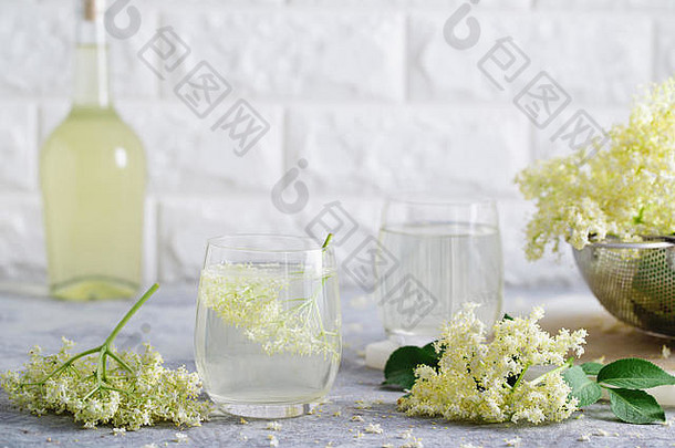 一杯接骨木柠檬水，配上新鲜采摘的接骨木花。这些花是可食用的，可以用来为这两种直接还原铁添加风味和香气