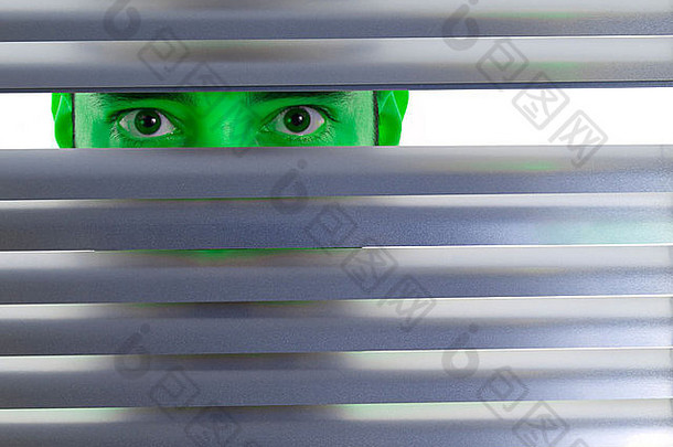 绿色男人。相机百叶窗
