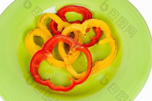 烤红黄甜椒片放在青柠盘上。