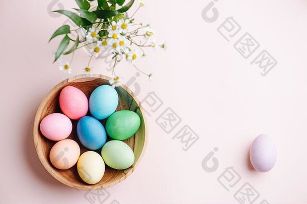 复活节图片，木制盘子里的彩色彩蛋
