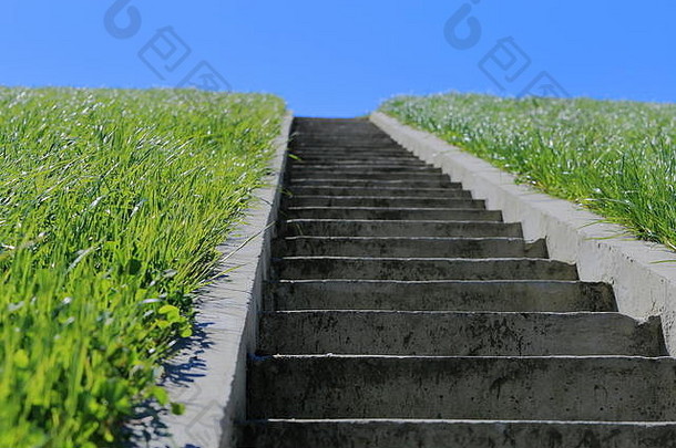 孤立的楼梯绿色草蓝色的天空