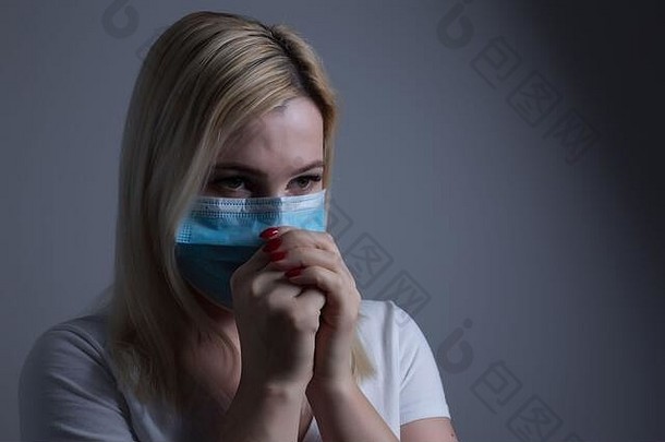 戴着口罩对付病毒或污染的不快乐的女人。