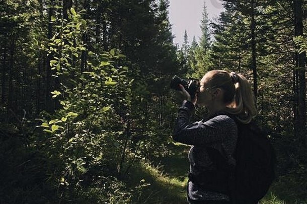 旅行者拍摄风景优美的视图森林高加索人女人拍摄不错的魔法女孩<strong>照片视频</strong>数码单反相机mirrorless相机