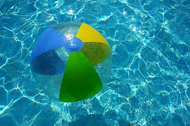 游泳池里的沙滩球
