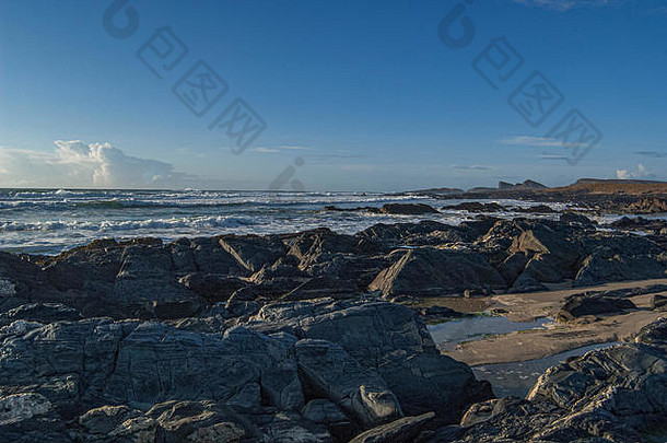 苏格兰内赫布里底群岛艾莱岛Saligo湾和Sanaigmore周围的海岸线