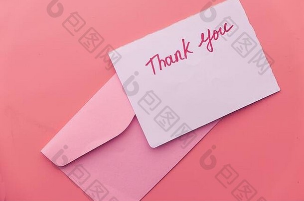 粉红色背景的感谢信和信封