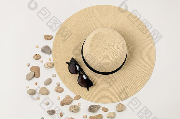 时尚配饰-帽子，太阳镜和手镯。海洋概念海贝壳和海卵石。