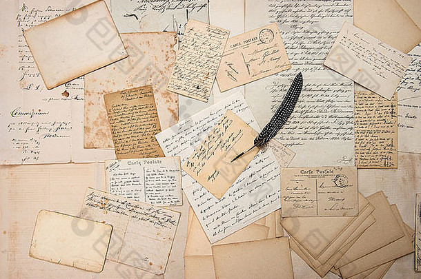 旧信件，手写，老式明信片和古董<strong>羽毛</strong>笔。怀旧的情感背景。只在短期内有用的事物