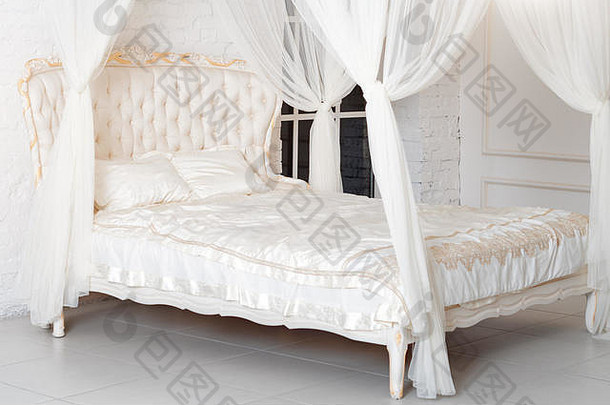 卧室采用柔和的浅色。宽敞舒适的四柱双人床，优雅经典的卧室。豪华白色搭配金色内饰设计。