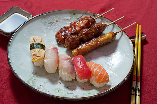 日本料理，烧烤和寿司，白色盘子上，日本烤肉