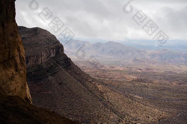 新墨西哥州，风暴沙漠山脉中的风景景观，接近真相或后果。