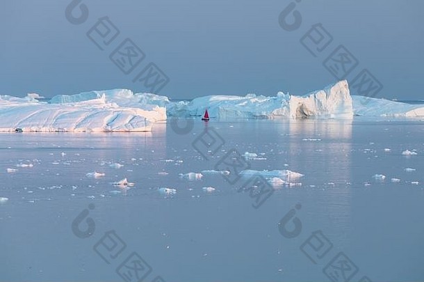 红色的帆船巡航浮动冰山迪斯科湾冰川午夜太阳季节极地夏天伊卢利萨特格陵兰岛探险