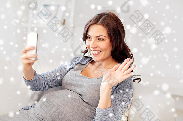 家里有智能手机的快乐孕妇