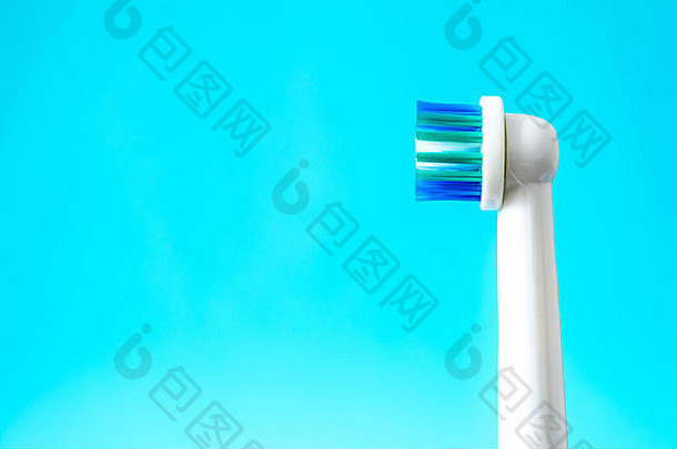 蓝色背景上的电动牙刷特写