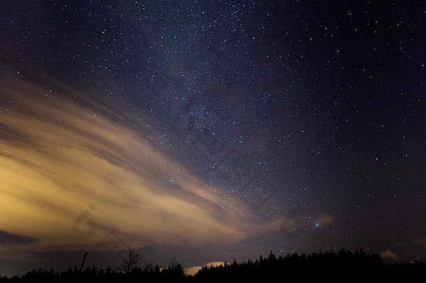 苏格兰法夫克里什山上空多云的银河