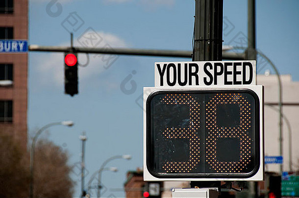 城市街道上的速度指示器。