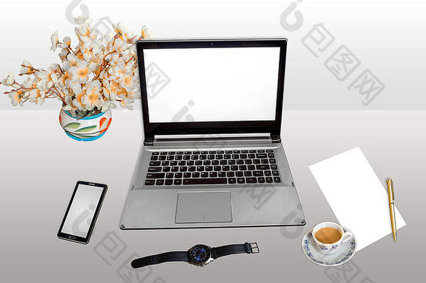 工作环境：配备笔记本电脑和智能手机，配有白色空白屏幕记事本笔和早茶。