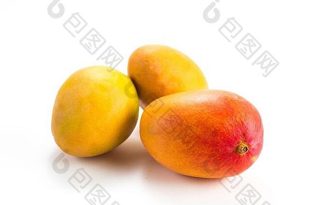 成熟的热带水果芒果孤立的白色特写镜头
