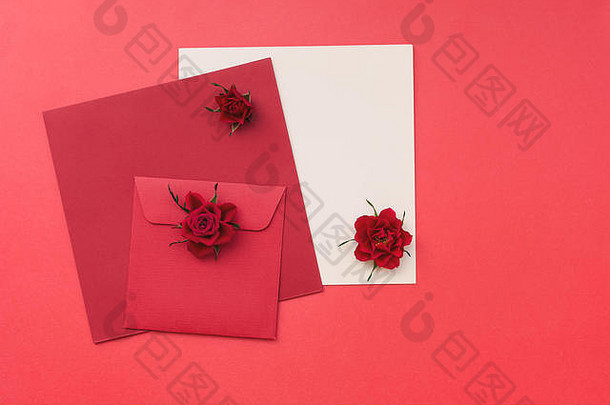 红色纸背景上的天然玫瑰花和信封。顶视图，空白区域
